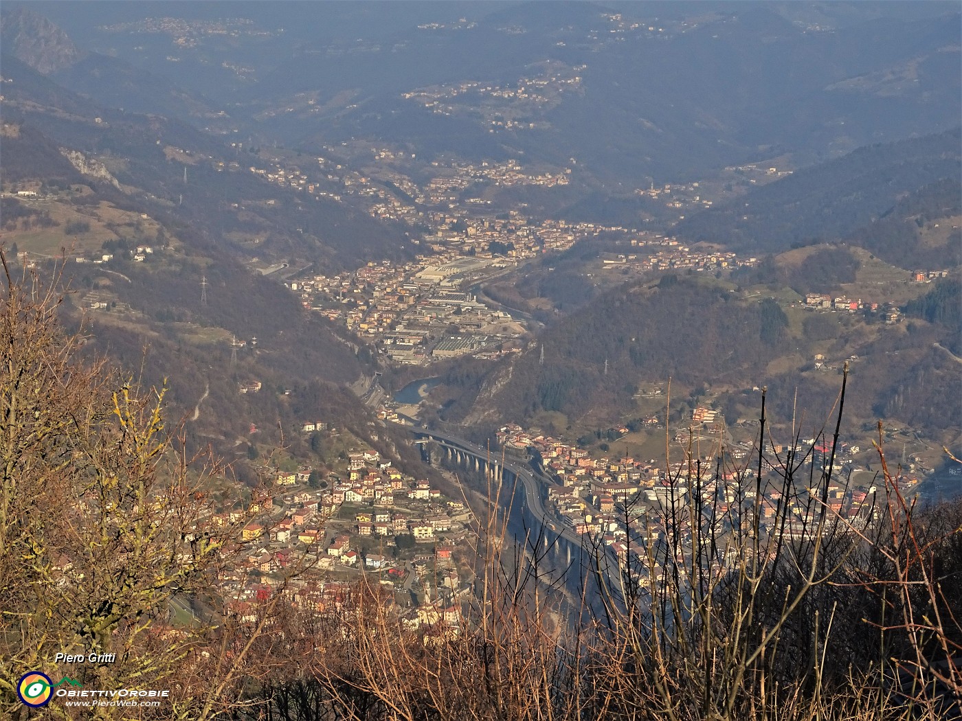 65 Dal Monte Ubione zoom sulla conca di Zogno.JPG